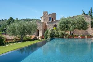 PeilleにあるProvençal Estate with Poolの建物のある家の前のスイミングプール