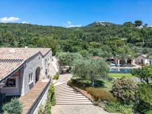 PeilleにあるProvençal Estate with Poolの庭とプールのある家の外観