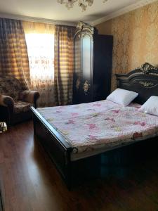 Кровать или кровати в номере Muassanit House - Amber