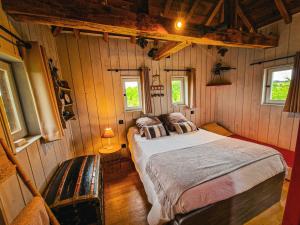 Postel nebo postele na pokoji v ubytování Gite Chambre d'hotes insolite dans un pigeonnier à 5 minutes de Marciac Gers