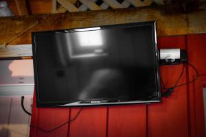 TV a/nebo společenská místnost v ubytování Gite Chambre d'hotes insolite dans un pigeonnier à 5 minutes de Marciac Gers