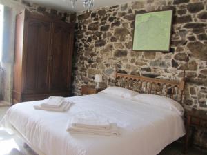 A bed or beds in a room at Casa Ria do Anllons