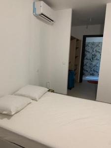 Кровать или кровати в номере Charmante villa neuve au bord de la plage