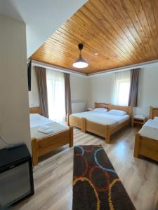 Tempat tidur dalam kamar di Gegest Hotel +36 foto