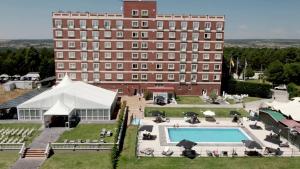een luchtfoto van een hotel met een zwembad en een gebouw bij ARVA Santiago León in León
