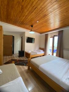 Tempat tidur dalam kamar di Gegest Hotel