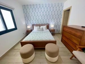 Llit o llits en una habitació de Luxury Apt with Private Jacuzzi & Pool Near Beach