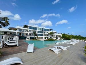 Piscina a Luxury Apt with Private Jacuzzi & Pool Near Beach o a prop