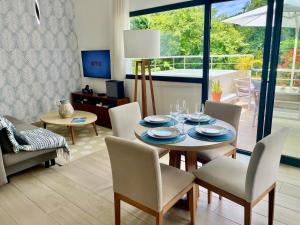 Zona d'estar a Luxury Apt with Private Jacuzzi & Pool Near Beach