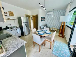Cuina o zona de cuina de Luxury Apt with Private Jacuzzi & Pool Near Beach