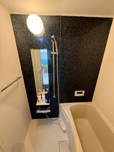 un baño con bañera y ducha en GJbb 小岩駅から徒歩6分 羽田空港成田空港行きの直行バス 子連れ, en Tokio 16 fotos más