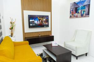 TV a/nebo společenská místnost v ubytování Havilland Apartments