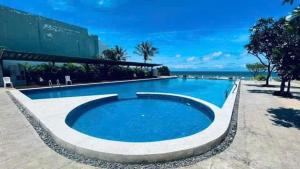 une grande piscine bleue à côté de l'océan dans l'établissement ARIA Vũng Tàu - Thành Phố Vũng Tàu, à Xã Thắng Nhứt