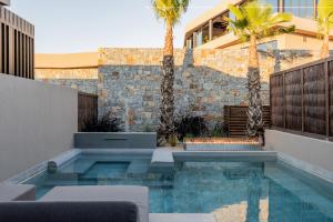 A piscina localizada em Pnoe Breathing Life - Adults Only ou nos arredores