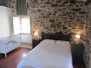 A bed or beds in a room at Casa Ria do Anllons