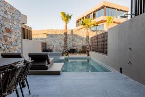 A piscina localizada em Pnoe Breathing Life - Adults Only ou nos arredores