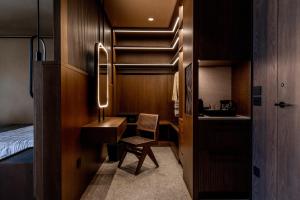 Cama ou camas em um quarto em Pnoe Breathing Life - Adults Only