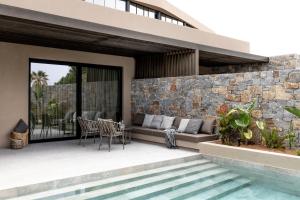 A piscina localizada em Pnoe Breathing Life - Adults Only ou nos arredores