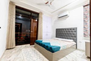 Ένα ή περισσότερα κρεβάτια σε δωμάτιο στο 2 BR -Igloo Near Taj By Homeyhuts