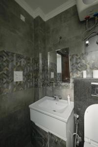 Ένα μπάνιο στο 2 BR -Igloo Near Taj By Homeyhuts