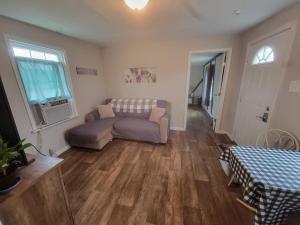 Posezení v ubytování 1840's Cottage 3 miles from I95 Near Shopping + 26 fotografií