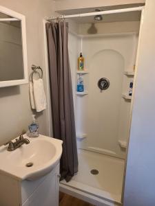 Koupelna v ubytování 1840's Cottage 3 miles from I95 Near Shopping