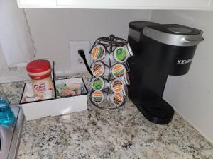 Příslušenství pro přípravu čaje a kávy v ubytování 1840's Cottage 3 miles from I95 Near Shopping