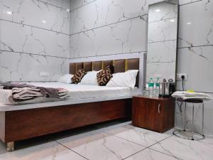 Ένα ή περισσότερα κρεβάτια σε δωμάτιο στο Hotel DIVYA DARSHAN