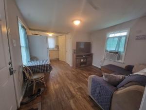 Posezení v ubytování 1840's Cottage 3 miles from I95 Near Shopping