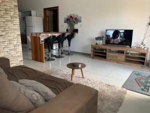 Μια τηλεόραση ή/και κέντρο ψυχαγωγίας στο Condomínio Casa do Lago - Casas Completas