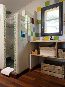 ein Badezimmer mit Dusche und einem Regal mit Fenster in der Unterkunft La Maison de Graviès in Anduze