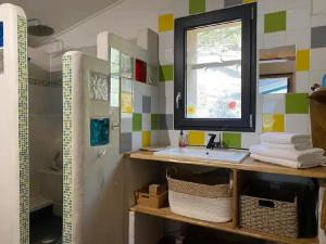 ein Badezimmer mit Waschbecken und Fenster in der Unterkunft La Maison de Graviès in Anduze + 13 Fotos