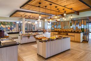 une boulangerie avec un bouquet de nourriture en exposition dans l'établissement Rio Quente Resorts - Hotel Luupi, à Rio Quente