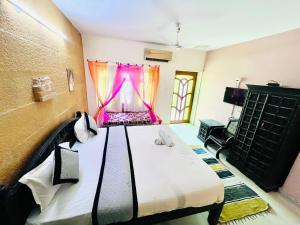 Hotel Shahiraj Jaisalmer客房内的一张或多张床位