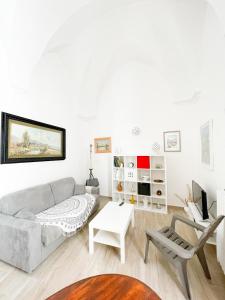 a living room with a couch and a table at Casa Patty nel Vicolo in Ostuni