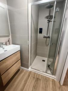 eine Dusche mit Glastür im Badezimmer in der Unterkunft Wind Rose Gandia Beach in Playa de Gandia + 15 Fotos