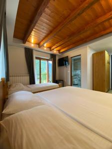 Tempat tidur dalam kamar di Gegest Hotel
