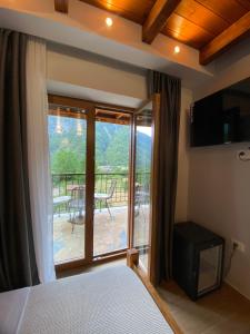 Tempat tidur dalam kamar di Gegest Hotel