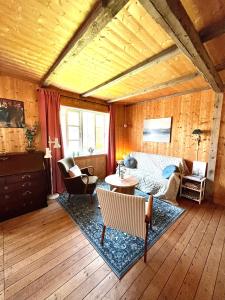 a living room with a couch and a table at Cozy Holiday Home in Sandavágur