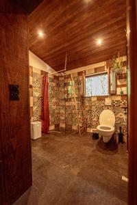 ラカノーにあるGrande Maison Pleine Nature 5 Chambres pour 10 à 12 persのバスルーム(トイレ、窓付)が備わります。 +19枚の写真