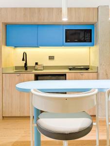 eine Küche mit einer blauen Arbeitsplatte und einer Spüle in der Unterkunft Hotel Once22 in Sabaneta + 35 Fotos