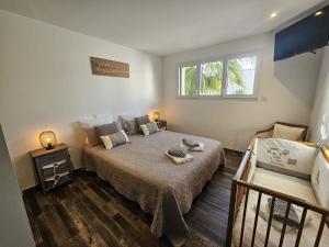 a bedroom with a bed and a window at Le Clos des Prés Carrés - La Maline - Piscine chauffée et salle de jeux in Sainte-Soulle +34 photos