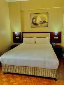 una camera da letto con un letto grande in una stanza di Hotel Mirava a Maputo