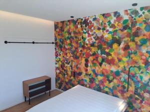 a bedroom with a painting on the wall at Chambre luxe in Liège