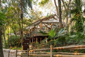 un bâtiment en bois au milieu d'une forêt dans l'établissement Rio Quente Resorts - Hotel Luupi, à Rio Quente