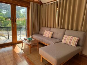 a living room with a couch and a table at Morgen Resort24h in Ban Don