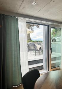 a room with a table and a sliding glass door at Art Residence, Gina Sommer in Brienz +11 photos