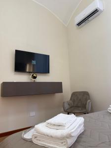 Una habitación con una cama y un televisor en la pared. en Aras Luxury Flat, en Roma