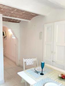a dining room with a table and a blue glass at La Maisonnette in Rio Marina