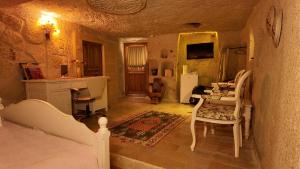 TV a/nebo společenská místnost v ubytování Iris Cave Cappadocia